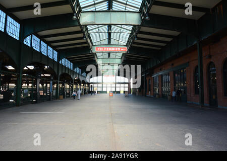 Città di Jersey, New Jersey - 04 NOV 2019: La storica ferrovia centrale del New Jersey terminale, che ospita ora il biglietto di windows per la statua di Lib Foto Stock