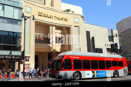 Hollywood, California - LA METROPOLITANA Express Bus di fronte teatro Dolby, Hollywood Boulevard Foto Stock