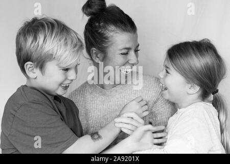 Madre e figlio e figlia Foto Stock