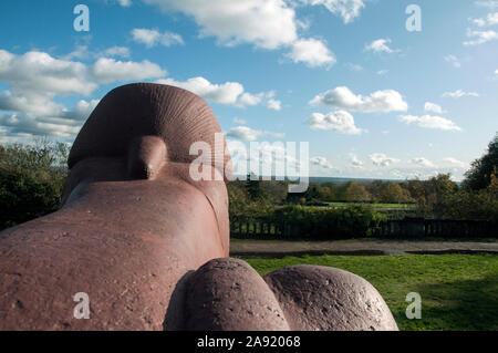 Sphinx statua in Crystal Palace Park nel Sud Est di Londra. Vista autunnale del parco. Foto Stock