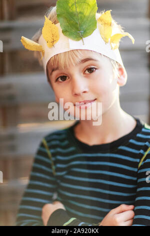 Ritratto di ragazzo che guarda in telecamera Foto Stock