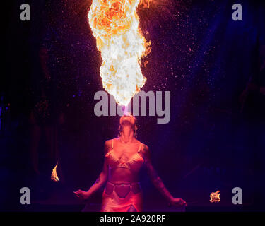Il West End di Londra, Regno Unito. Xii Nov, 2019. Heather Holliday, fire-sfiatatoio e spada-swallower, esegue la respirazione enormi fiamme nella tenda. Olivier Award winning cabaret-varietà " La Clique' ritorno al West End a Leicester Square, Spiegel tenda stage come alternativa i film di natale, Dal Nov 14-Gen 04 con alcuni dei migliori esecutori di varietà, con la commedia, il circo, contemporaneo Vaudeville e alcuni adulti cheeky cabaret. Credito: Imageplotter/Alamy Live News Foto Stock