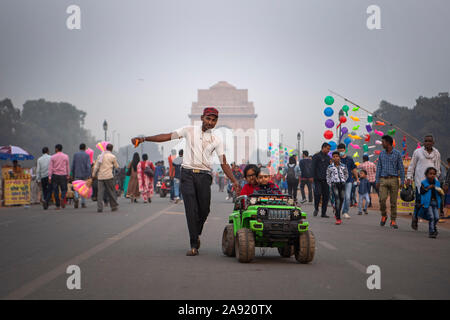 I visitatori di India Gate in New Delhi, India. Il Principe di Galles si recherà in visita in questo paese alla settimana. Foto Stock