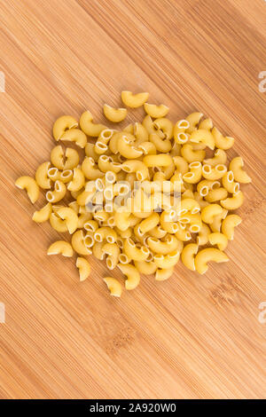 Pila di giallo essiccato di pasta tipo gramigna forme di pasta Foto Stock
