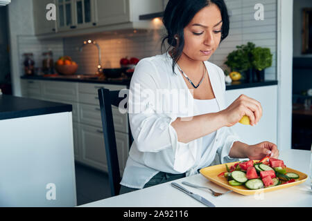 Donna con pasto Foto Stock