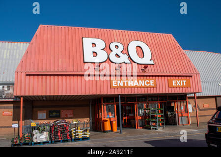 Worthing, West Sussex, Regno Unito, Novembre 12, 2019, B&Q DIY e home improvement store, capogruppo Kingfisher plc. Foto Stock