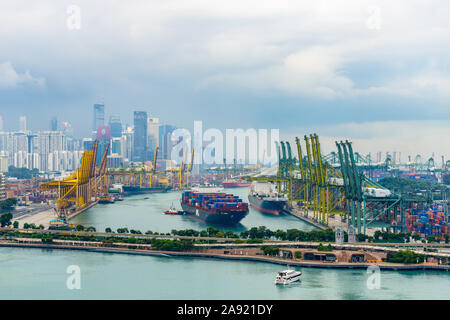 Vista su Keppel Harbour da Singapore la funivia. Foto Stock