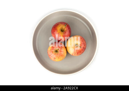 Piastra di tre tutto mature materie gialle e rosse mele Foto Stock