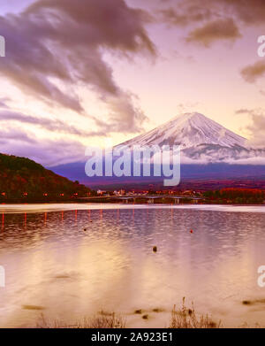 Vista del Monte Fuji dal Lago Kawaguchi a sunrise in Giappone. Foto Stock