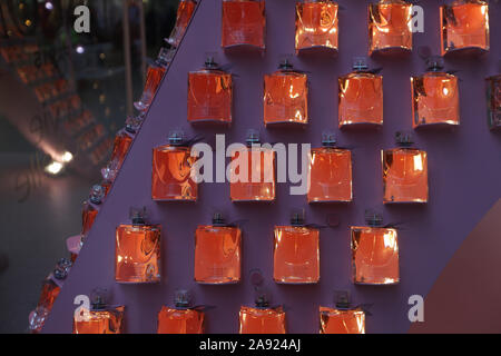 Close-up di bottiglie di profumo su un 36 piedi di altezza della Torre Eiffel a forma di albero di Natale nella stazione di St Pancras, London, che contiene più di 1.500 bottiglie di Lanc??me la firma di profumo, "La vie est Belle". Foto Stock