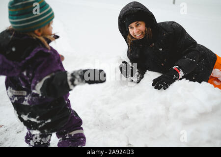 Madre e figlia in inverno Foto Stock