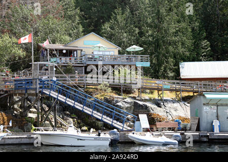 Rifugio Cove al punto di speranza sul fiume Campbell, Vancouver, British Columbia, Canada, 2016, un bar e un ristorante accessibile solo in barca Foto Stock