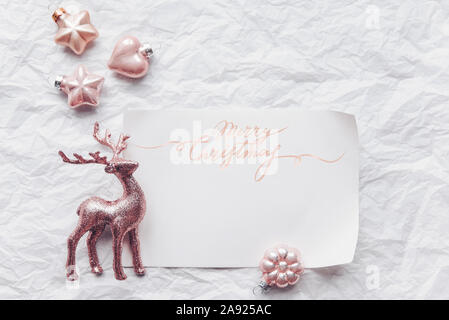 Composizione creativa con il Cerulean cervi, decorazioni di Natale, in colori pastello. Piatto, laici minimalismo. Foto Stock