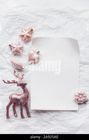 Composizione creativa con il Cerulean cervi, decorazioni di Natale, in colori pastello. Piatto, laici minimalismo. Foto Stock