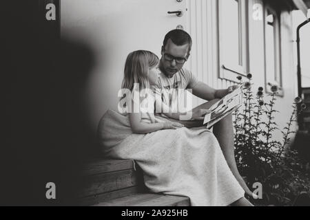 Padre con la figlia la lettura Foto Stock