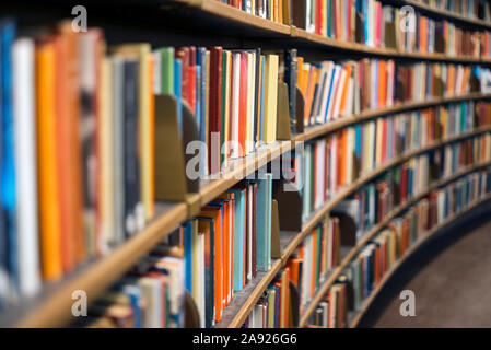 Libreria in legno con tre scaffali pieni di libri hardback con spine vuoto  Foto stock - Alamy