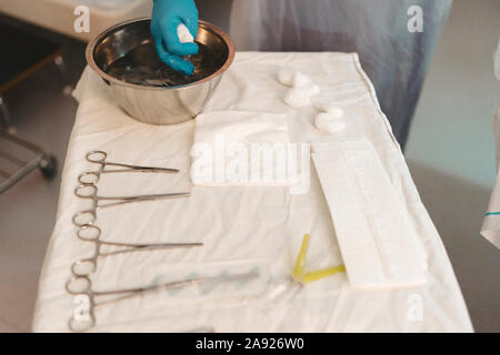 Gli strumenti chirurgici nella camera di mandata Foto Stock