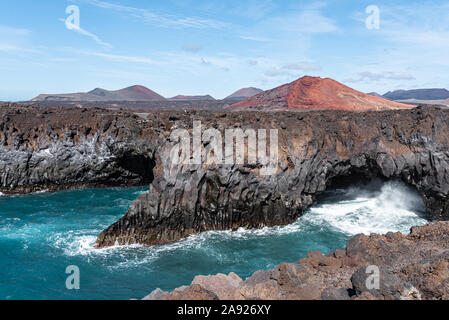 Bluff costa e paesaggio vulcanico a Los Hervideros, Lanzarote, contro il cielo blu Foto Stock