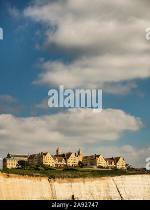 Scuola e scogliera di Roedean; Roedean Village, Brighton, East Sussex, Inghilterra Foto Stock