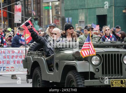 Fifth Avenue, New York, Stati Uniti d'America, 11 novembre 2019 - Buzz Aldrin astronauta di Apollo 11 insieme con migliaia di veterani, polizia, pompiere e spettatori ha celebrato la Giornata dei veterani 2019 oggi sulla Quinta Avenue in New York City.Foto: Luiz Rampelotto/EuropaNewswire PHOTO CREDIT OBBLIGATORIO. | Utilizzo di tutto il mondo Foto Stock