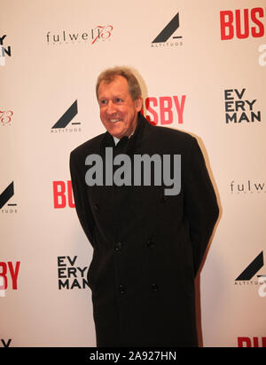 Manchester. Regno Unito 11 novembre, 2019. Ex Manchester United i giocatori e gli ospiti che appaiono alla premier del film "Busby" tenutosi presso il teatro Everyman in Manchester. Nella foto: Alan Gowling ©Ged Noonan/Alamy Foto Stock