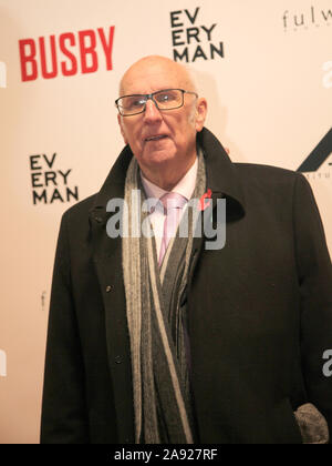 Manchester. Regno Unito 11 novembre, 2019. Ex Manchester United i giocatori e gli ospiti che appaiono alla premier del film "Busby" tenutosi presso il teatro Everyman in Manchester. Nella foto: Ken Merrett ©Ged Noonan/Alamy Foto Stock