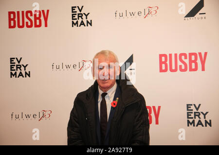 Manchester. Regno Unito 11 novembre, 2019. Ex Manchester United i giocatori e gli ospiti che appaiono alla premier del film "Busby" tenutosi presso il teatro Everyman in Manchester. Nella foto: Paddy Crerand ©Ged Noonan/Alamy Foto Stock