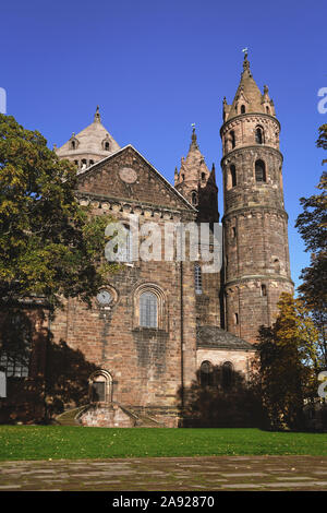 Facciata del vecchio e storico Cattolico Romano la Cattedrale di San Pietro nella città di Worms in Germania Foto Stock