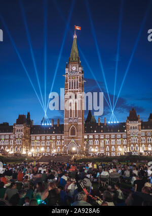 Enorme folla a Northern Lights spettacolo di suoni e luci - 27 luglio 2019. Presentato sulla Collina del Parlamento una mostra sul Canada Il viaggio a data. Foto Stock
