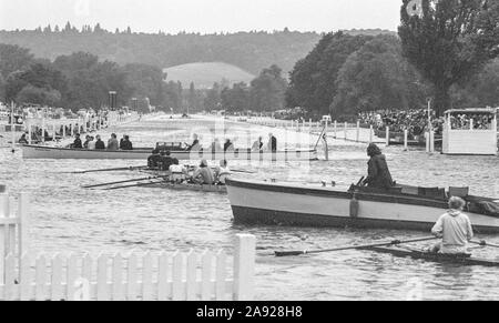 Henley, GRAN BRETAGNA, congestione sull'Henley Regatta corso, con una gara in corso, 1982, Royal Henley Regatta, Henley on Thames in Inghilterra, [Credito Pietro Spurrier/Intersport immagini] Foto Stock