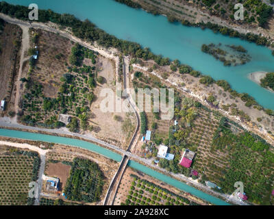 Fiume e canale di irrigazione in area rurale. Top down vista aerea. Foto Stock
