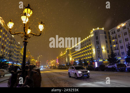 Manzhouli, la Cina della Mongolia Interna Regione Autonoma. Xii Nov, 2019. Una nevicata ha colpito Manzhouli, nel nord della Cina di Mongolia Interna Regione Autonoma, nov. 12, 2019. Credito: Xu Qin/Xinhua/Alamy Live News Foto Stock