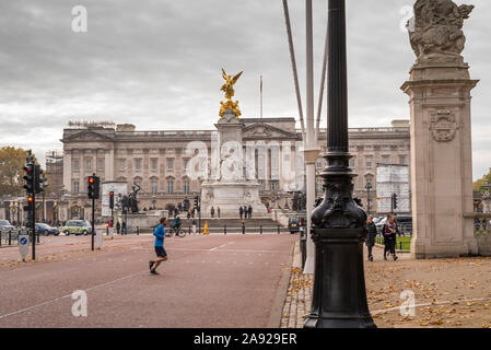 Londra, Regno Unito. 6 Novembre, 2019. Essenziale lavoro di conservazione si svolge presso la Queen Victoria Memorial situato direttamente fuori Buckingham Palace. Specialist team di lavorare con un determinato senso di urgenza e di un acuta consapevolezza della royal scadenza fissata garantendo la completa rimozione/smontaggio di antiestetiche impalcature davanti al ricordo annuale parata di domenica si terrà il decimo mese di novembre di quest'anno. Credito: Lee Hudson Foto Stock