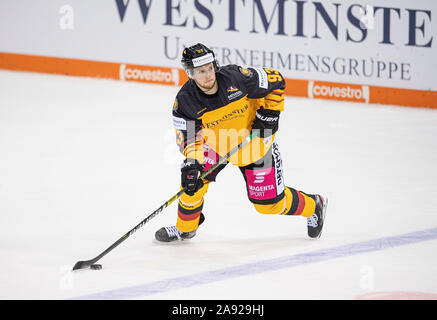 Krefeld, Deutschland. 07 Nov, 2019. Simon SEZEMSKY (GER) l'azione. Germania (GER) - Russia (RUS) 4: 3, 07.11.2019 Ice Hockey, Germania Tazza da 7.-10.11.2019 in Krefeld/Germania. | Utilizzo di credito in tutto il mondo: dpa/Alamy Live News Foto Stock