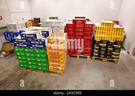 La polizia che ha sequestrato la birra, vino e liquori da alcol autobus.Photo Jeppe Gustafsson Foto Stock