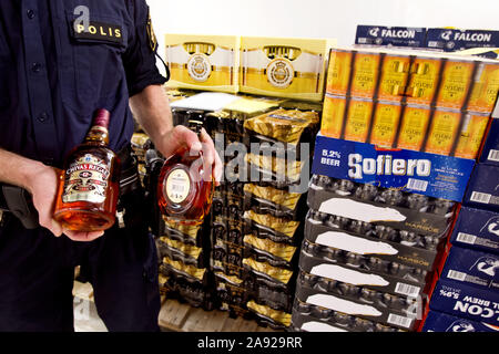 La polizia che ha sequestrato la birra, vino e liquori da alcol autobus.Photo Jeppe Gustafsson Foto Stock