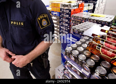 La polizia che ha sequestrato la birra, vino e liquori da alcol autobus.Photo Jeppe Gustafsson Foto Stock