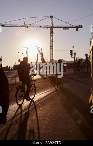 Silhouette di ciclisti Foto Stock