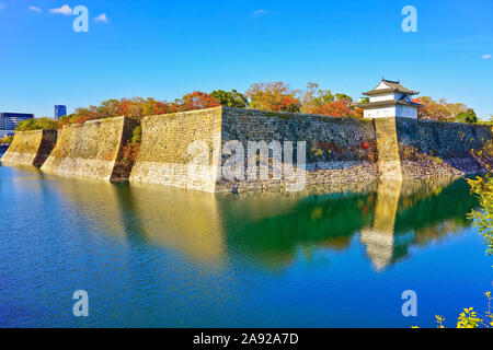 Vista del Castello di Osaka Parco in autunno di Osaka in Giappone. Foto Stock