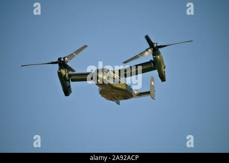 Elicottero Bell-Boing V-22 Osprey, tiltrotor convertibile in aereo Aviazione statunitense su Playa del Rey, Los Angeles, California, Stati Uniti d'America Foto Stock