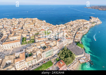 Siracusa Sicilia, grande piazza e Fonte Aretusa in Ortigia, vista aerea Foto Stock