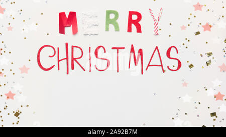 Il testo colorato Buon Natale su sfondo bianco Foto Stock