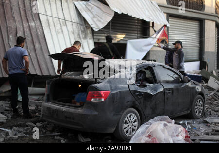 La città di Gaza, Striscia di Gaza, Territori palestinesi. Xii Nov, 2019. Palestinesi ispezionare la casa danneggiata di Jihad islamico leader Baha Abu Al-Ata dopo un attacco israeliano a Gaza City. Credito: Mahmoud Ajjour APA/images/ZUMA filo/Alamy Live News Foto Stock