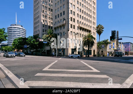 Attraversamento di Hollywood & Vine con torre del Campidoglio, sede della Capitol Records di Hollywood e Los Angeles, California, Stati Uniti d'America Foto Stock