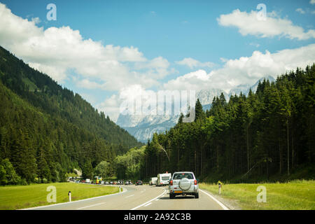 Il traffico su strada di montagna Foto Stock