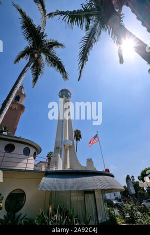 Iconico edificio, crocevia del mondo outdoor shopping centre, su Sunset Boulevard, Hollywood, Los Angeles, California, Stati Uniti d'America Foto Stock