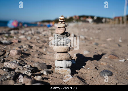 Pila di pietre sulla spiaggia Foto Stock