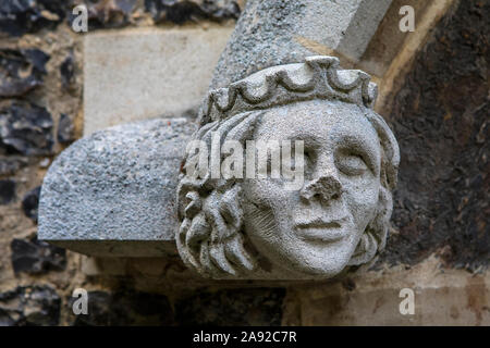 Essex, Regno Unito - 27 agosto 2019: un close-up di una scultura ornati sulla parte esterna della storica chiesa dell'abbazia di Waltham in Waltham Abbey Essex, UK. Foto Stock