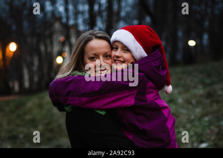 Madre e figlia guardando la fotocamera Foto Stock