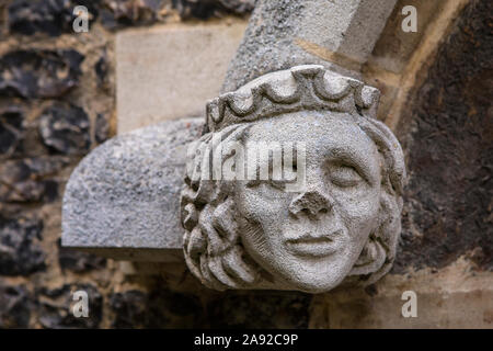 Essex, Regno Unito - 27 agosto 2019: un close-up di una scultura ornati sulla parte esterna della storica chiesa dell'abbazia di Waltham in Waltham Abbey Essex, UK. Foto Stock